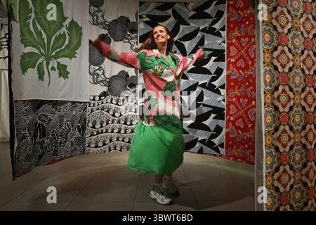 Édimbourg Écosse, Royaume-Uni 17 juillet 2025. Le personnel de la galerie pose avec des œuvres d'art à l'exposition IKEA, Magical Patterns des Dovecot Studios. crédit sst/alamy live news Banque D'Images
