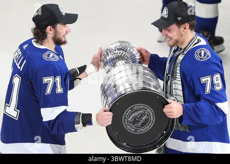 7 juillet 2021 : Anthony Cirelli (71 ans), le Lightning Center de Tampa Bay, passe la Coupe Stanley à Ross Colton (79 ans), l'aile gauche du Lightning de Tampa Bay, après le cinquième match éliminatoire de la finale de la Coupe Stanley de la LNH, à l'Amalie Arena de Tampa, en Floride. Andrew J. Kramer/Cal Sport Media(crédit image : &copy ; Andrew J. Kramer/CSM via ZUMA Wire) Banque D'Images