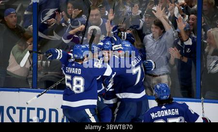 10 juillet 2021 : le défenseur de la foudre David Savard (58 ans), le centre Steven Stamkos (91 ans) et le centre Anthony Cirelli (71 ans) entourent Ross Colton après les scores des recrue lors de la deuxième période du match 5 contre les Canadiens. Il a fini par être le seul but du match et a remporté une autre coupe Stanley pour Tampa Bay. (Crédit image : © Douglas R. Clifford/TNS via ZUMA Wire/TNS via ZUMA Wire) Banque D'Images