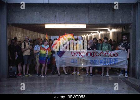8 juillet 2021, Varsovie, Varsovie, Pologne : les militants LGBT et leurs partisans se mettent à l'abri sous une forte pluie avant le début de la manifestation de solidarité avec la Géorgie le 8 juillet 2021 à Varsovie, Pologne. Une centaine de personnes se sont rassemblées près de l’ambassade de Géorgie pour manifester leur solidarité envers la communauté LGBT+ géorgienne après un appel au défilé de la fierté de Tbilissi en raison de la violence de groupes opposés à l’événement qui a pris d’assaut leur bureau et ciblé ses participants et journalistes dans la capitale Tbilissi. (Crédit image : © Aleksander Kalka/ZUMA Wire) Banque D'Images