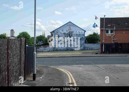 10 juillet 2021, Belfast, Ulster, Royaume-Uni : la peinture murale Ã¬Summer of '69Ã® au croissant Hopewell au large de la route Crumlin dans le domaine de Shankil, qui représente la dévastation qui a eu lieu pendant l'été 1969..Communities des deux côtés craignent un retour à un état instable dans le Nord en raison de nouvelles tensions en raison des protocoles post Brexit .. Préparatifs en lieu de la nuit de feu de juillet 11ème à Belfast avant les marches annuelles de l'ordre orange du 12 juillet. Cette année marque le centenaire de la formation de l'Irlande du Nord et est également la première marche orange autorisée depuis le début du pand Banque D'Images