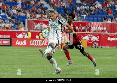 Harrison, États-Unis. 16 juillet 2025. Peyton Miller (25) de la Nouvelle-Angleterre vu en action lors du match de football entre les New York Red Bulls et la Nouvelle-Angleterre au Sports Illustrated Stadium. New York Red Bulls 5 - 3 New England (photo par Ronald Smits/SOPA images/SIPA USA) crédit : SIPA USA/Alamy Live News Banque D'Images