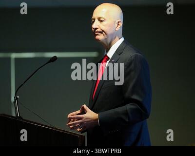 12 juillet 2021, SOUTH SIOUX CITY, NEBRASKA, États-Unis : le gouverneur du Nebraska PETE RICKETTS (R) fait une pause en s'adressant aux participants à la 17e Conférence des gouverneurs des trois États organisée par la Chambre de commerce de Siouxland, composée de membres de chacun des trois états au South Sioux City Marriott Riverfront à South Sioux City, ne lundi 12 juillet 2021. (Crédit image : © Jerry Mennenga/ZUMA Wire) Banque D'Images