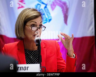 12 juillet 2021, SOUTH SIOUX CITY, NEBRASKA, États-Unis : KIM REYNOLDS, gouverneur de l'Iowa, répond aux questions soulevées par les présentateurs locaux lors de la 17e Conférence des gouverneurs des trois États organisée par la Chambre de commerce de Siouxland, composée de membres de chacun des trois états au South Sioux City Marriott Riverfront à South Sioux City, ne lundi 12 juillet 2021. (Crédit image : © Jerry Mennenga/ZUMA Wire) Banque D'Images
