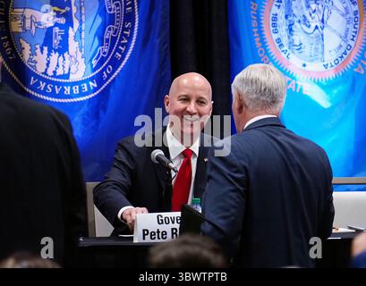 12 juillet 2021, SOUTH SIOUX CITY, NEBRASKA, États-Unis : le gouverneur du Nebraska PETE RICKETTS (R) s'entretient avec un participant avant les présentations à la 17e Conférence des gouverneurs des trois États organisée par la Chambre de commerce de Siouxland, composée de membres de chacun des trois états au South Sioux City Marriott Riverfront à South Sioux City, ne lundi 12 juillet 2021. (Crédit image : © Jerry Mennenga/ZUMA Wire) Banque D'Images
