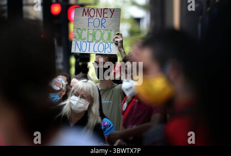 13 juillet 2021 : les étudiants de l'école publique de Chicago, les membres du syndicat des enseignants de Chicago et leurs partisans prennent le relais et ferment Madison Street de State Street à Dearborn alors qu'ils se rassemblent et appellent à définancer la police et à garder les flics hors des écoles du CPS, le mercredi 26 août 2020 à Chicago. (Crédit image : © Antonio Perez/TNS via ZUMA Wire/TNS via ZUMA Wire) Banque D'Images