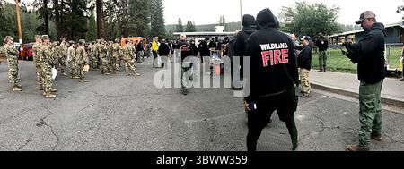 14 juillet 2021, Forêt nationale de Fremont-Winema, Oregon, États-Unis : la Garde nationale arrive à l'incendie de Bootleg, qui a brûlé 212 000 acres dans les comtés de Klamath et de Lake mercredi. Le feu de forêt, couvrant plus de 210 000 acres, est le plus grand parmi beaucoup d'autres qui brûlent actuellement dans l'Ouest. (Crédit image : © National Wildfire Coordinating Group/Inciweb/ZUMA Press Wire Service) Banque D'Images