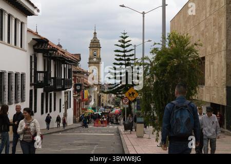 15 août 2019, Bogota, Cundinamarca, Colombie : les gens marchent et errent sur la Candelaria dans le centre-ville de Bogota, Colombie. (Crédit image : © Laura Salazar/LongVisual via ZUMA Press Wire) Banque D'Images