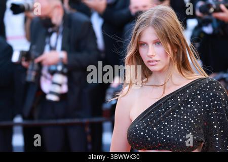 Festival de Cannes 2021. 74ème édition du 'Festival International du film de Cannes' dans le cadre de l'épidémie Covid-19 le 13/07/2021 à Cannes, France. Les invités arrivent pour la projection du film ''Aline, la voix de l'amour'' Elena Badri..Â© Pierre Teyssot / Maxppp. (Photo de Pierre Teyssot/ESPA-images)(image de crédit : &copy ; Agence photo ESPA/CSM via ZUMA Wire) Banque D'Images