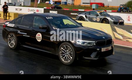 18 juillet 2021, Bykovo, Russie : BMW et Porsche 911 vues au début de la course de supercars ''Moscow Mile''. Le festival des supercars de Moscou, organisé par le gouvernement de Moscou et la chaîne DSC OFF Youtube, avec le soutien du ministère des Transports et du développement des infrastructures routières de Moscou, a eu lieu sur la piste de Bykovo près de Moscou. (Crédit image : © Mihail Tokmakov/SOPA images via ZUMA Press Wire) Banque D'Images