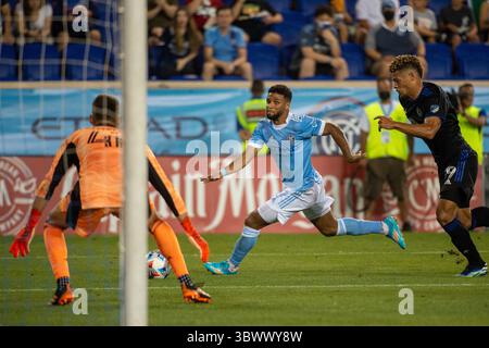 21 juillet 2021, Harrison, NJ, États-Unis : le milieu de terrain de New York ISMAEL TAJOURI #17 cherche un tir contre le gardien de CF MontrÃ©al JAMES Pantemis #41 et poursuivi par l'attaquant CF MontrÃ©al BJORN JOHNSEN #9 lors d'un match de saison régulière à Redbull Arena à Harrison, NJ Le New York City FC bat le FC Montréal 1-0 (crédit image : © Mark Smith/ZUMA Press Wire) Banque D'Images