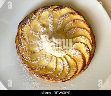 Gâteau aux pommes avec glace à la vanille. Vue de dessus. Banque D'Images