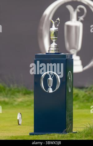 Portrush, Irlande. 17 juillet 2025. Le Claret Jug exposé sur le premier tee avant le 153e championnat Open à Royal Portrush. Crédit : Tim Gray/Alamy Live News Banque D'Images