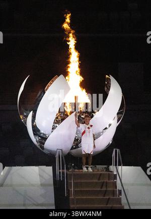 23 juillet 2021, Tokyo, Japon : LA japonaise NAOMI OSAKA allume la flamme olympique dans le stade olympique lors des cérémonies d'ouverture vendredi soir à Tokyo. (Crédit image : © Daniel A. Anderson/ZUMA Press Wire) Banque D'Images