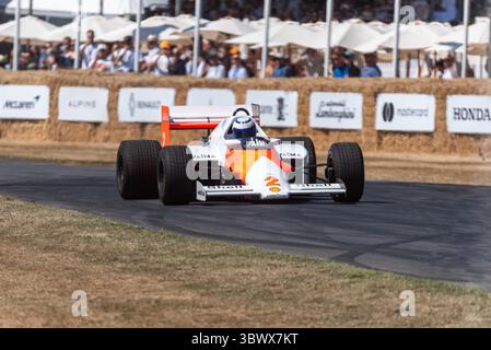 McLaren MP4/2B 1985 voiture de formule 1 d'Alain Prost gravissant la piste de montée de colline lors de l'événement de sport automobile Goodwood Festival of Speed 2025 Banque D'Images