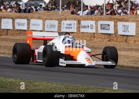 McLaren MP4/2B 1985 voiture de formule 1 d'Alain Prost gravissant la piste de montée de colline lors de l'événement de sport automobile Goodwood Festival of Speed 2025 Banque D'Images