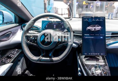 Voiture électrique BYD SEAL, montrant le tableau de bord, l'affichage numérique et le volant de la vue du siège du conducteur. Genève, Suisse - 26 février 2024 Banque D'Images