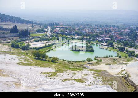 Amphithéâtre romain en ruines Hiérapolis, à Pamukkale, Turquie. Patrimoine mondial de l'UNESCO en Turquie. Ville antique en ruine en Europe. Destination touristique populaire Banque D'Images