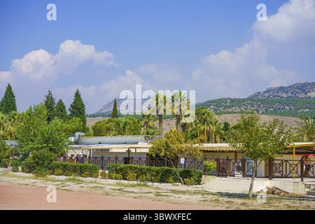 Amphithéâtre romain en ruines Hiérapolis, à Pamukkale, Turquie. Patrimoine mondial de l'UNESCO en Turquie. Ville antique en ruine en Europe. Destination touristique populaire Banque D'Images