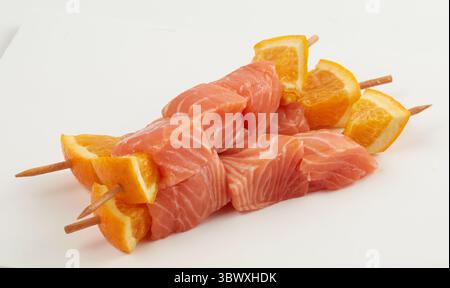 Saumon frais sur des brochettes de fond isolé de la nature avec chemin de coupe Banque D'Images