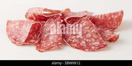finement tranché ​​salami fond de nature isolé avec chemin de détourage Banque D'Images
