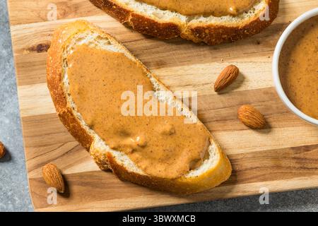 Beurre d'amande maison sain sur pain grillé pour le petit déjeuner Banque D'Images