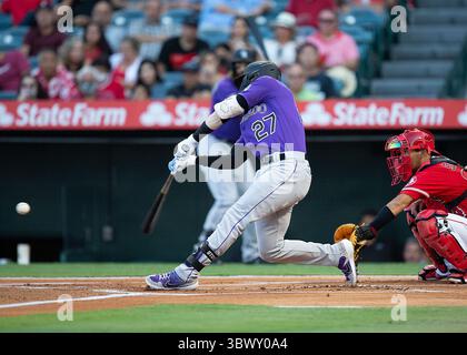 27 juillet 2021, Anaheim, Californie, États-Unis : Trevor Story #27 des Rockies du Colorado lors de leur match de saison régulière MLB avec les Angels de Los Angeles le mardi 27 juillet 2021 au Angel Stadium d'Anaheim à Anaheim, Californie. Les anges perdent face aux Rocheuses, 3-12. DOUGLAS CUELLAR/PI (crédit image : © Prensa Internacional via ZUMA Press Wire) Banque D'Images