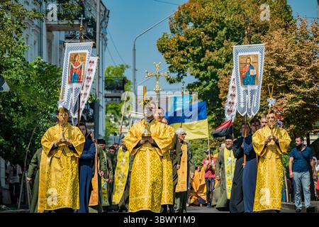28 juillet 2021, Kiev, Kiev, Ukraine : des prêtres avec des bannières religieuses défilent dans les rues de Kiev pendant les célébrations du jour du baptême de la Rus de Kiev. Le baptême de la Rus de Kiev est un souvenir traditionnel de la christianisation d'une ancienne Fédération slave de la fin du IXe au milieu du XIIIe siècle. (Crédit image : © Celestino Arce Lavin/ZUMA Press Wire) Banque D'Images