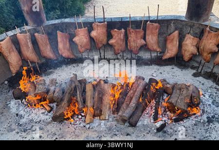 Le cochon entier coupe la torréfaction au feu ouvert dans le style sarde traditionnel. Banque D'Images