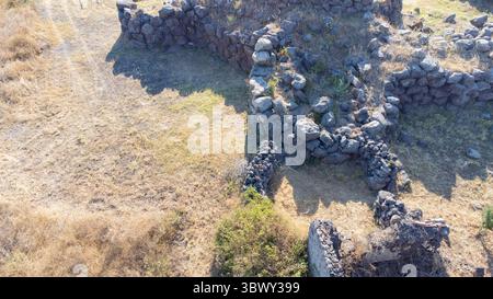 Vue par drone de Cobulas Nuraghe, structure préhistorique en pierre pentalobate en Sardaigne Banque D'Images