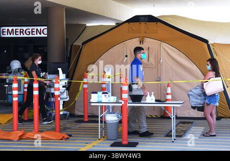 29 juillet 2021, Palm Bay, Floride, États-Unis : une femme arrive dans une tente de traitement à l'extérieur du service des urgences de l'hôpital Palm Bay. .La tente a été mise en place pour servir de zone de débordement car le nombre d’infections COVID-19 augmente dans tout le comté de Brevard, en Floride, en raison de la variante Delta et du grand nombre de résidents non vaccinés. (Crédit image : © Paul Hennessy/SOPA images via ZUMA Press Wire) Banque D'Images