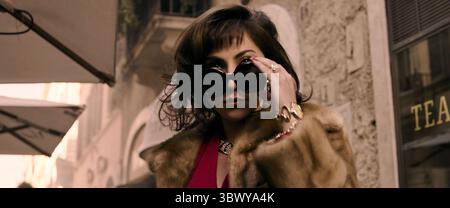 DATE DE SORTIE : 24 novembre 2021 TITRE : House of Gucci STUDIO : MGM RÉALISATEUR : Ridley Scott INTRIGUE : situé en Italie en 1995, le biopic de la mode se concentre autour de l'histoire de Patrizia Reggiani, une socialite italienne jouée par Gaga, qui après s'être mariée dans la royauté de la mode a été condamnée à 29 ans de prison pour avoir comploté le meurtre de son mari Maurizio Gucci (Adam Driver), héritier de l'empire Gucci.PHOTO : LADY GAGA comme Patrizia Reggiani, signe e Signora Gucci. (Crédit image : © MGM/Entertainment Pictures/ZUMAPRESS.com) Banque D'Images