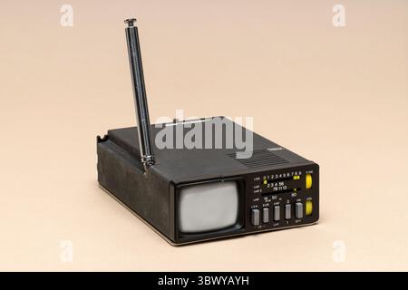 Pavie ; Lombardie ; Italie - 8 décembre 2024 : Sinclair Micro Vision MTV1 télévision de 1978 au Ctrl+Alt Museum. C'était le deuxième téléphone presque au format de poche Banque D'Images