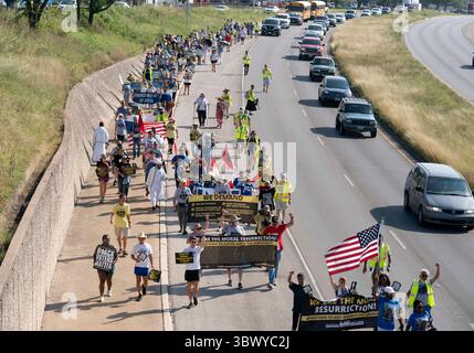 30 juillet 2021, Austin, Texas, États-Unis : les groupes de droits de vote marchent vers le Capitole du Texas depuis le nord d'Austin le troisième jour d'un voyage de 30 miles pour protester contre les efforts républicains pour supprimer les votes à l'échelle nationale et au Texas. Les changements de marcheurs se négocient dans un effort pour combattre la chaleur oppressive du Texas. (Crédit image : © Bob Daemmrich/ZUMA Press Wire) Banque D'Images