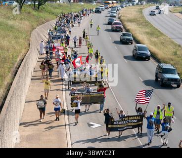 30 juillet 2021, Austin, Texas, États-Unis : les groupes de droits de vote marchent vers le Capitole du Texas depuis le nord d'Austin le troisième jour d'un voyage de 30 miles pour protester contre les efforts républicains pour supprimer les votes à l'échelle nationale et au Texas. Les changements de marcheurs se négocient dans un effort pour combattre la chaleur oppressive du Texas. (Crédit image : © Bob Daemmrich/ZUMA Press Wire) Banque D'Images