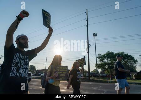 30 juillet 2021, Austin, Texas, États-Unis : les groupes de droits de vote marchent vers le Capitole du Texas depuis le nord d'Austin le troisième jour d'un voyage de 30 miles pour protester contre les efforts républicains pour supprimer les votes à l'échelle nationale et au Texas. Les changements de marcheurs se négocient dans un effort pour combattre la chaleur oppressive du Texas. (Crédit image : © Bob Daemmrich/ZUMA Press Wire) Banque D'Images