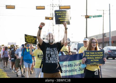 30 juillet 2021, Austin, Texas, États-Unis : les groupes de droits de vote marchent vers le Capitole du Texas depuis le nord d'Austin le troisième jour d'un voyage de 30 miles pour protester contre les efforts républicains pour supprimer les votes à l'échelle nationale et au Texas. Les changements de marcheurs se négocient dans un effort pour combattre la chaleur oppressive du Texas. (Crédit image : © Bob Daemmrich/ZUMA Press Wire) Banque D'Images
