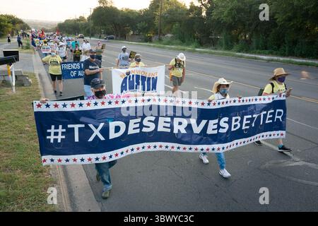 30 juillet 2021, Austin, Texas, États-Unis : les groupes de droits de vote marchent vers le Capitole du Texas depuis le nord d'Austin le troisième jour d'un voyage de 30 miles pour protester contre les efforts républicains pour supprimer les votes à l'échelle nationale et au Texas. Les changements de marcheurs se négocient dans un effort pour combattre la chaleur oppressive du Texas. (Crédit image : © Bob Daemmrich/ZUMA Press Wire) Banque D'Images
