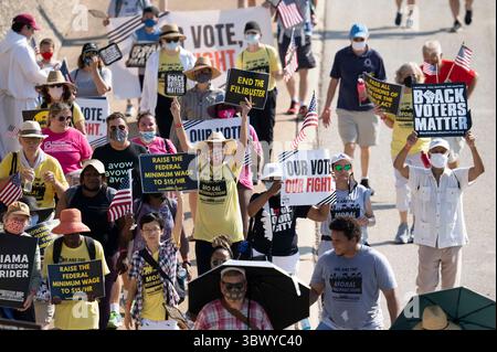 30 juillet 2021, Austin, Texas, États-Unis : les groupes de droits de vote marchent vers le Capitole du Texas depuis le nord d'Austin le troisième jour d'un voyage de 30 miles pour protester contre les efforts républicains pour supprimer les votes à l'échelle nationale et au Texas. Les changements de marcheurs se négocient dans un effort pour combattre la chaleur oppressive du Texas. (Crédit image : © Bob Daemmrich/ZUMA Press Wire) Banque D'Images