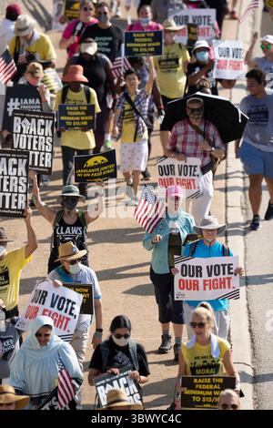 30 juillet 2021, Austin, Texas, États-Unis : les groupes de droits de vote marchent vers le Capitole du Texas depuis le nord d'Austin le troisième jour d'un voyage de 30 miles pour protester contre les efforts républicains pour supprimer les votes à l'échelle nationale et au Texas. Les changements de marcheurs se négocient dans un effort pour combattre la chaleur oppressive du Texas. (Crédit image : © Bob Daemmrich/ZUMA Press Wire) Banque D'Images