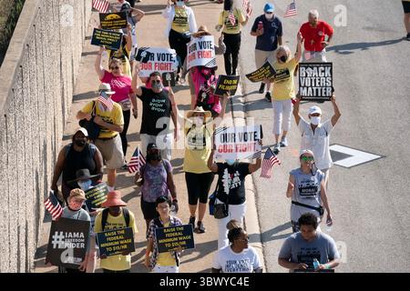 30 juillet 2021, Austin, Texas, États-Unis : les groupes de droits de vote marchent vers le Capitole du Texas depuis le nord d'Austin le troisième jour d'un voyage de 30 miles pour protester contre les efforts républicains pour supprimer les votes à l'échelle nationale et au Texas. Les changements de marcheurs se négocient dans un effort pour combattre la chaleur oppressive du Texas. (Crédit image : © Bob Daemmrich/ZUMA Press Wire) Banque D'Images