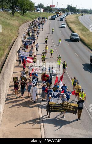 30 juillet 2021, Austin, Texas, États-Unis : les groupes de droits de vote marchent vers le Capitole du Texas depuis le nord d'Austin le troisième jour d'un voyage de 30 miles pour protester contre les efforts républicains pour supprimer les votes à l'échelle nationale et au Texas. Les changements de marcheurs se négocient dans un effort pour combattre la chaleur oppressive du Texas. (Crédit image : © Bob Daemmrich/ZUMA Press Wire) Banque D'Images