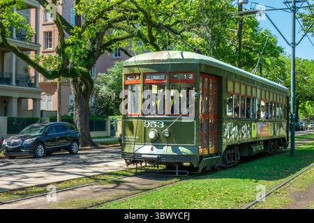 Tramway vert et arbres, ligne St Charles dans le quartier Garden à la Nouvelle-Orléans, Lousiane Banque D'Images