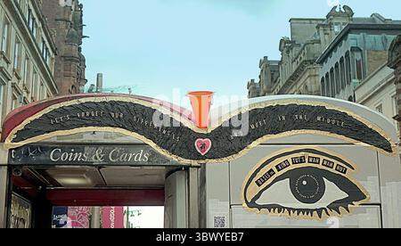 Glasgow, Écosse, Royaume-Uni. 17 juillet 2025. Artiste Ashley Rawson célèbre pour d'autres pièces, voir mon catalogue créé un hommage monobrow oasis surnommé 'Bro(w)therly love' pour célébrer le retour ensemble et leurs concerts à venir à édimbourg. Immédiatement donné le statut d'icône en suivant la tradition de la ville d'ajouter un cône. Il célèbre non seulement leur union dans un unibrow, mais aussi leurs débuts avec des records de création au King tuts wah wah club dans la ville. Le style Mile, rue buchanan, a vu les acheteurs bémus s'émerveiller et prendre leurs propres souvenirs de la création..crédit Gerard Ferry /Alamy Live News Banque D'Images