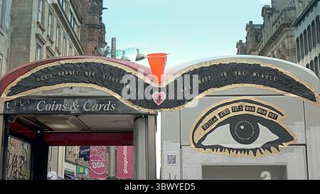 Glasgow, Écosse, Royaume-Uni. 17 juillet 2025. Artiste Ashley Rawson célèbre pour d'autres pièces, voir mon catalogue créé un hommage monobrow oasis surnommé 'Bro(w)therly love' pour célébrer le retour ensemble et leurs concerts à venir à édimbourg. Immédiatement donné le statut d'icône en suivant la tradition de la ville d'ajouter un cône. Il célèbre non seulement leur union dans un unibrow, mais aussi leurs débuts avec des records de création au King tuts wah wah club dans la ville. Le style Mile, rue buchanan, a vu les acheteurs bémus s'émerveiller et prendre leurs propres souvenirs de la création..crédit Gerard Ferry /Alamy Live News Banque D'Images