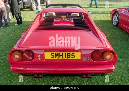 Une voiture classique Ferrari 328 GTS lors d'un salon de véhicules classiques dans le Yorkshire en Angleterre Banque D'Images