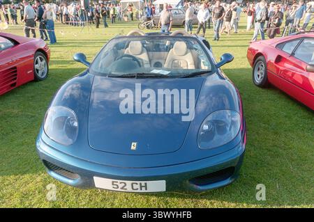 Une Ferrari 360 Spider à un salon de véhicules classiques dans le Yorkshire en Angleterre Banque D'Images