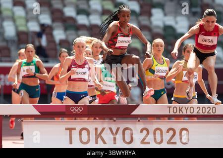 01 août 2021 : Beatrice Chepkoech (2752 ans) du Kenya et Luiza Gega {1003 ans) de l'Albanie franchissent la barrière du 3000m Steeplechase lors d'une compétition d'athlétisme au stade olympique de Tokyo, au Japon. Daniel Lea/CSM}(image de crédit : &copy ; Daniel Lea/CSM via ZUMA Wire) Banque D'Images