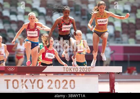 01 août 2021 : Courtney Frerichs (3949 ans) des États-Unis, Beatrice Chepkoech (2752 ans) du Kenya et Gesa Krause (2115 ans) de l'équipe d'Allemagne sautent la barrière au-dessus de la fosse d'eau dans le 3000m Steeplechase lors d'une compétition d'athlétisme au stade olympique de Tokyo, Japon. Daniel Lea/CSM}(image de crédit : &copy ; Daniel Lea/CSM via ZUMA Wire) Banque D'Images