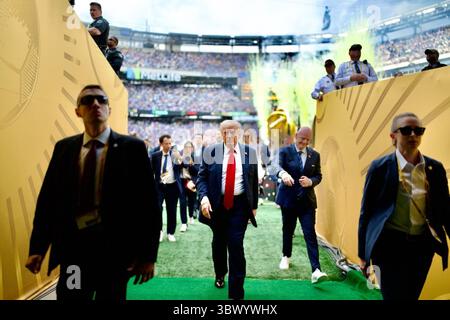 Le président Donald J. Trump quitte le terrain au MetLife Stadium aux côtés du président de la FIFA Gianni Infantino lors de la finale de la Coupe du monde des clubs de la FIFA. 13 juillet 2025. East Rutherford, NJ Image reproduite avec l'aimable autorisation de la Maison Blanche. Banque D'Images